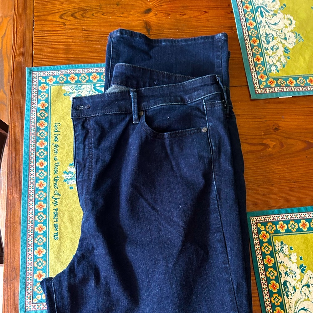 Higher waist for a modern fit with a hint of stretch. Very comfortable.
